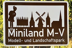 Touristisches Hinweisschild A20 Miniland M-V Modell- und Landschafspark