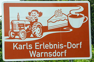 Touristisches Hinweisschild A1 Karls Erlebnis-Dorf Warnsdorf
