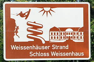 Touristisches Hinweisschild A1 Weissenhuser Strand / Schloss Weissenhaus