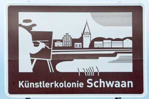 Touristisches Hinweisschild A20 Künstlerkolonie Schwaan