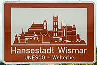 Touristisches Hinweisschild an der A20 Hansestadt Wismar