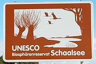 Touristisches Hinweisschild an der A24 und an der A20 UNESCO-Biosphärenreservat Schaalsee