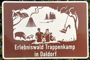 Touristisches Hinweisschild A21 Erlebniswald Trappenkamp in Daldorf