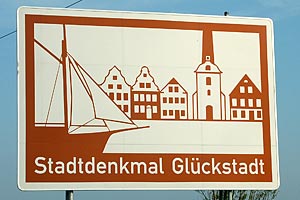 Touristisches Hinweisschild A23 Stadtdenkmal Glückstadt