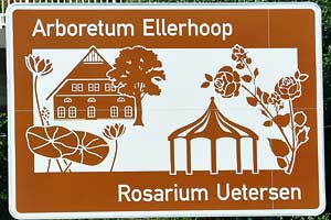 Touristisches Hinweisschild A23 Arboretum Ellerhoop / Rosarium Uetersen