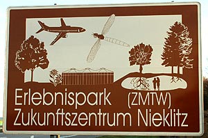 Touristisches Hinweisschild A24 Erlebnispark Zukunftszentrum Nieklitz