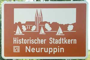 Touristisches Hinweisschild A24 Historischer Stadtkern Neuruppin