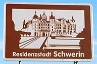 Touristisches Hinweisschild an der A24 Schloss Schwerin