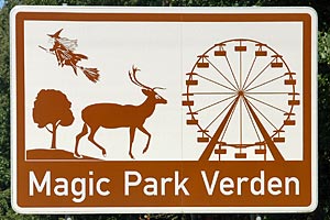 Touristisches Hinweisschild A27 Magic Park Verden