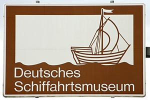 Touristisches Hinweisschild A27 Deutsches Schiffahrtsmuseum