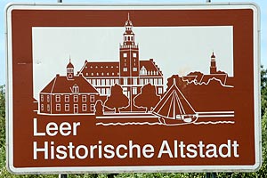 Touristisches Hinweisschild A28 Leer Historische Altstadt