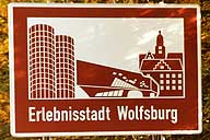 Touristisches Hinweisschild an der A2 Erlebnisstadt Wolfsburg
