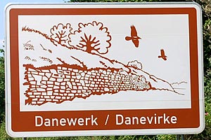 Touristisches Hinweisschild A7 Danewerk / Danevirke