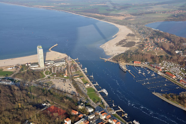 Luftbild: Travemündung, Priwallhafen mit dem Museumsschiff Passat, Priwall, Leuchtturm, Maritim-Hotel, Kalvarienberg