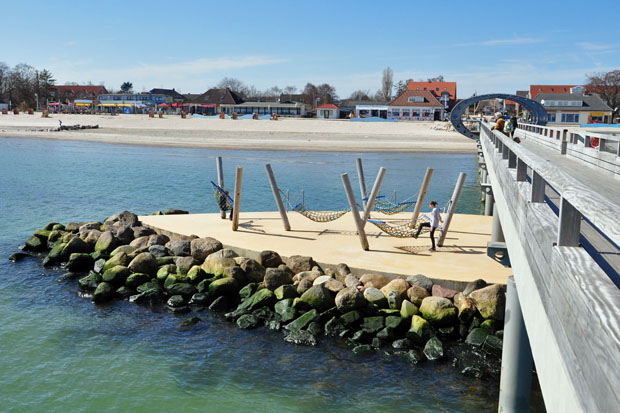 Erlebnis-Seebrücke Kellenhusen, Alle 100 m eine Erlebnisinsel; hier Sonnenbaden und Relaxen mit fest installierten Hängematten.