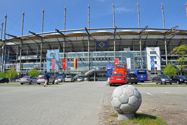 Für das Finale in der Europa League am 12. Mai in Hamburg hat die HSH Nordbank Arena ihre großen Buchstaben verloren (soll ganz werbefrei werden).