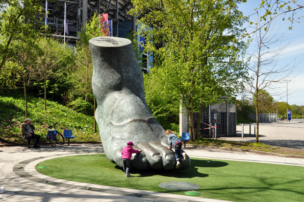 Skulptur "Der Uwe Seeler-Fuß" von Brigitte Schmitges zwischen Stadion und Arena.
