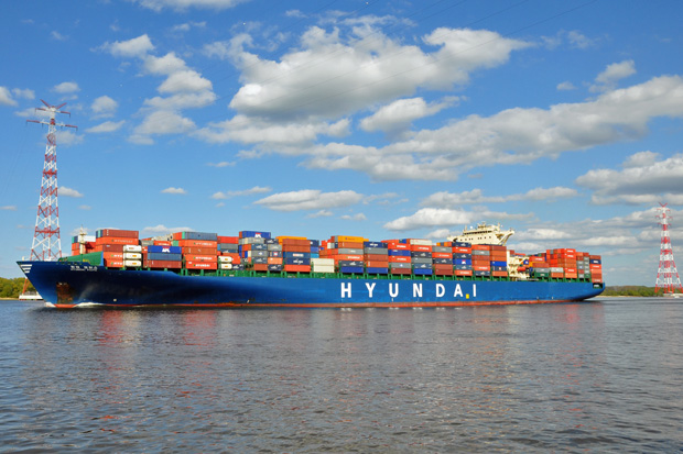 Der 338 m lange Container Frachter "Hyundai Faith" stromabwärts Richtung Nordsee.