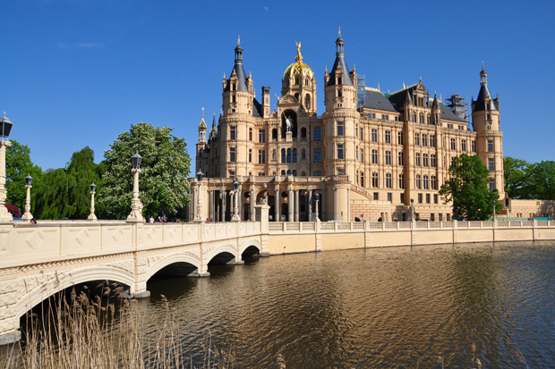 Schloss Schwerin, Frontansicht des Schweriner Schlosses mit der Schlossbrücke