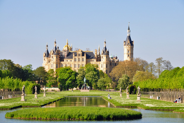 Schloss Schwerin, Im Stil französischer Barockgärten wurde der Schlossgarten mit seinen Skulpturen gestaltet.