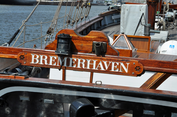 Schriftzug "Bremerhaven" an einem Schiff.