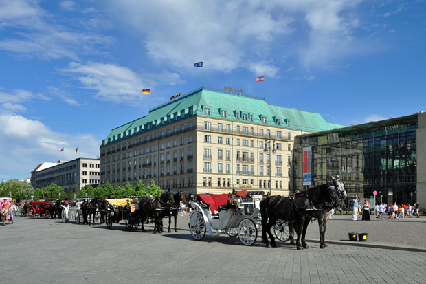 Berlin, Das Hotel Adlon unweit des Brandenburger Tors