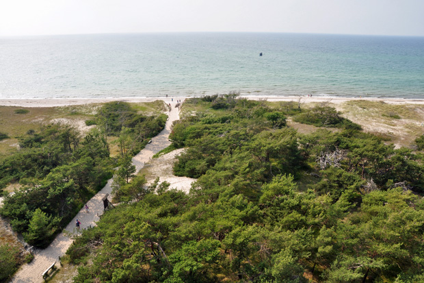Blick vom Leuchtturm Darser Ort auf die Landschaft und die Ostsee