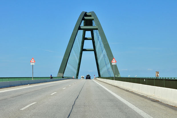 Wer mit dem Auto nach Fehmarn fährt, kennt sie: die Fehmarnsundbrücke