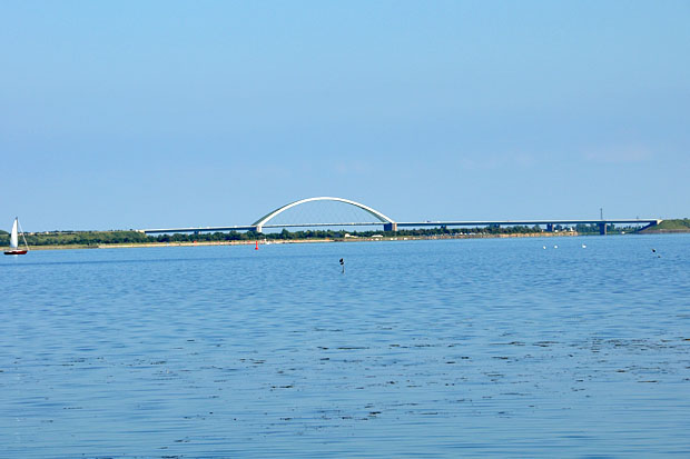 Blick auf die Fehmarnsundbrücke von Orth (Fehmarn)