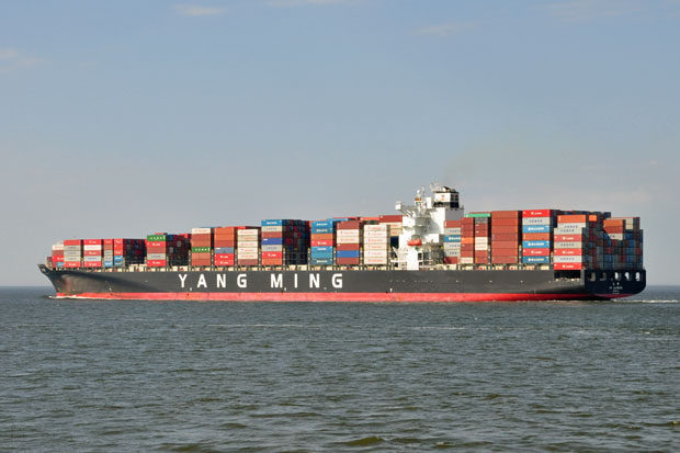 Das 336 m lange Containerschiff "YM Ultimate" der taiwanesischen Reederei Yang Ming