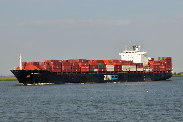 Das 254 m lange Containerschiff "ZIM Jamaica"