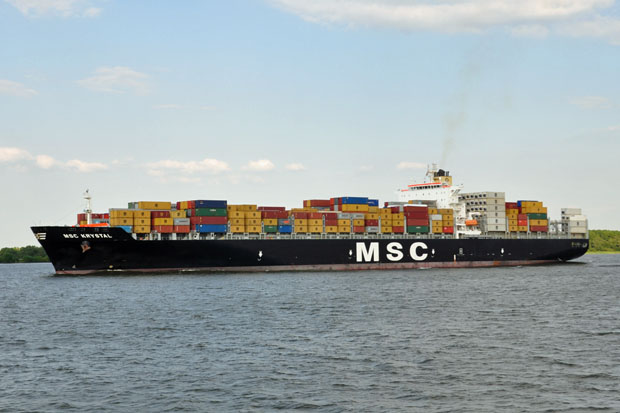 Das 277 m lange Containerschiff "MSC Krystal"