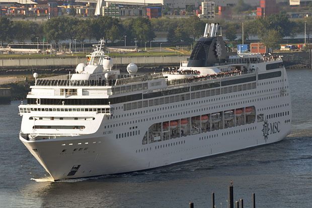 1.10.12: Kreuzfahrtschiff MSC Lirica läuft in den Hamburger Hafen ein