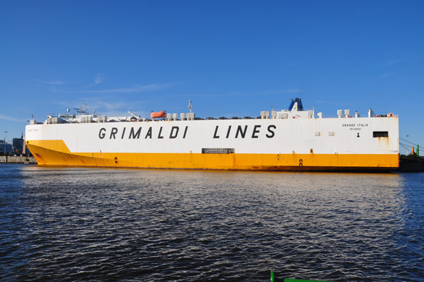 02.06.10: Autotransporschiff "Grande Italia" im Hamburger Hafen