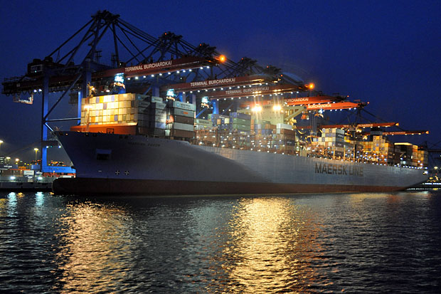 Das 366 m lange Containerschiff "Maersk Essen" bei Nacht im Hamburger Hafen (2011)