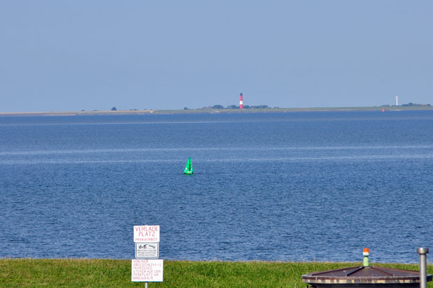 Bereits von Nordstrand-Strucklahnungshörn ist die Insel Pellworm mit dem Leuchtturm zu erkennen.