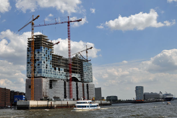 Bau der Elbphilharmonie auf der West-Spitze des Dalmankais in der Hafencity