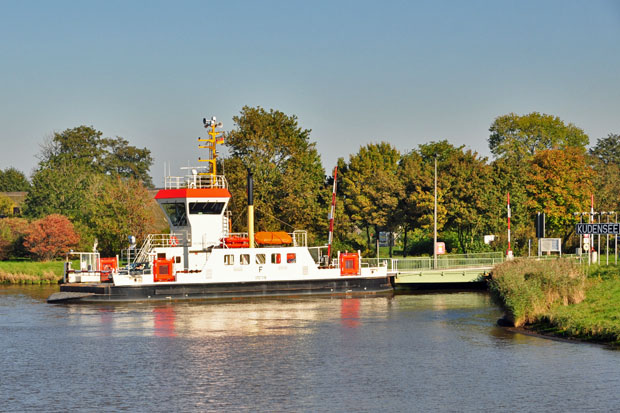 Nord-Ostsee-Kanal Die Fähre STETTIN verkehrt bei Kanal-km 7,4: Kudensee