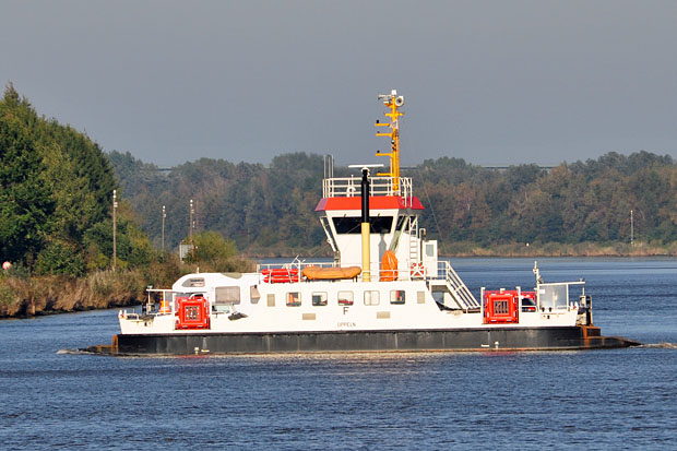Nord-Ostsee-Kanal Die Fähre OPPELN verkehrt bei Kanal-km 14,8: Burg