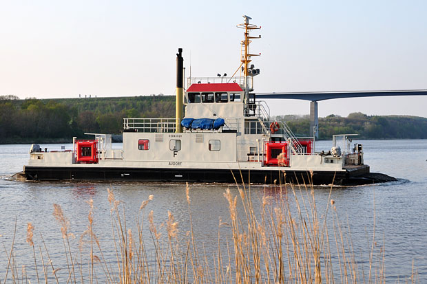 Nord-Ostsee-Kanal Die Fähre AUDORF verkehrt bei Kanal-km 24,03: Hohenhörn