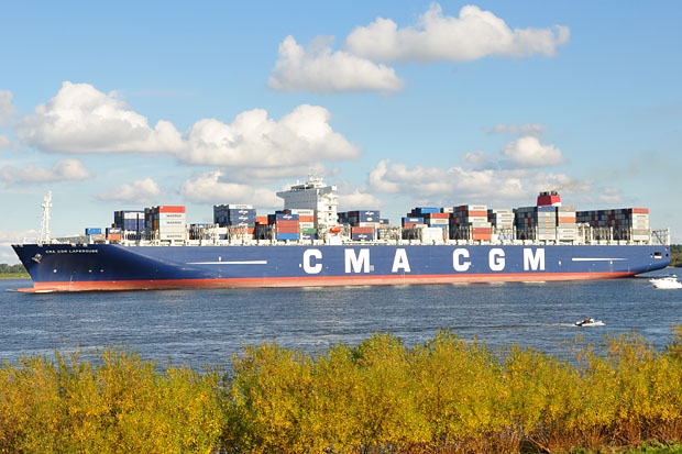 Containerschiff CMA CGM LAPEROUSE auf der Elbe