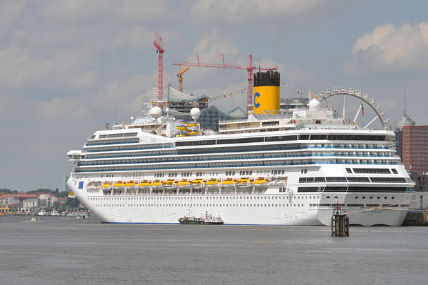 Das Kreuzfahrtschiff Costa Magica liegt am Cruise Center in Hamburg