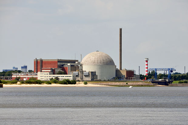 Das stillgelegte Kernkraftwerk Stade mit dem Oberfeuer Stadersand