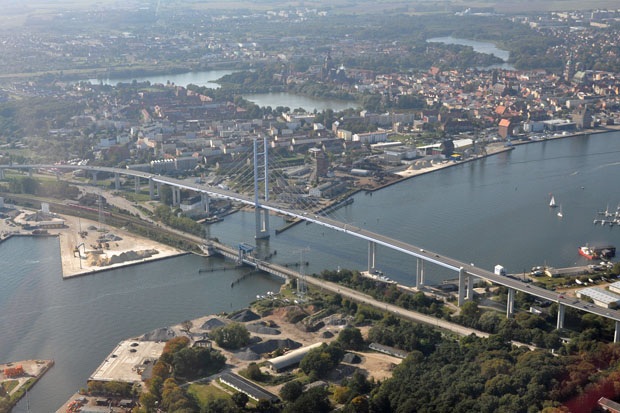 Luftbild Rügenbrücke und Rügendamm in Stralsund
