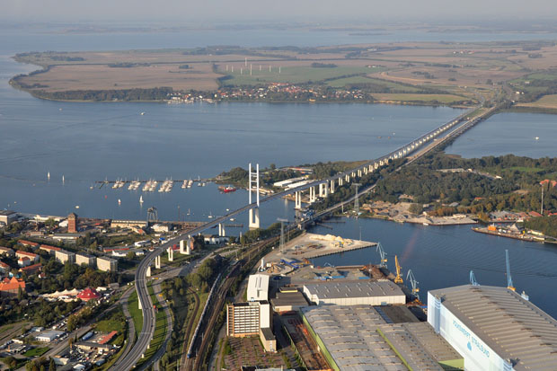 Luftbild Rügenbrücke und Rügendamm mit der 4,1 Kilometer langen Querung.