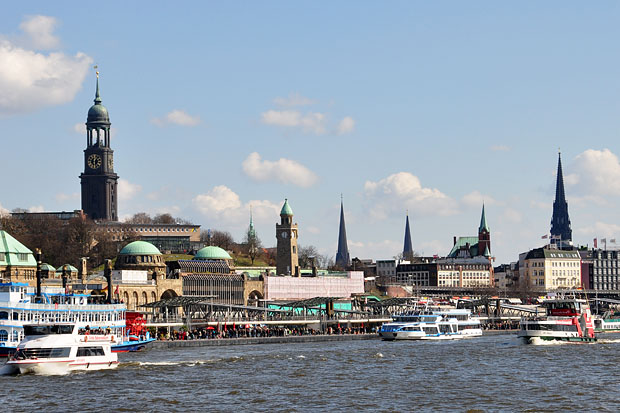 Hamburgs Türme von der Elbe