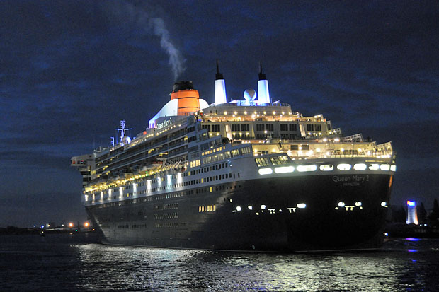 Die Queen Mary 2 läuft früh morgens in den Hamburger Hafen