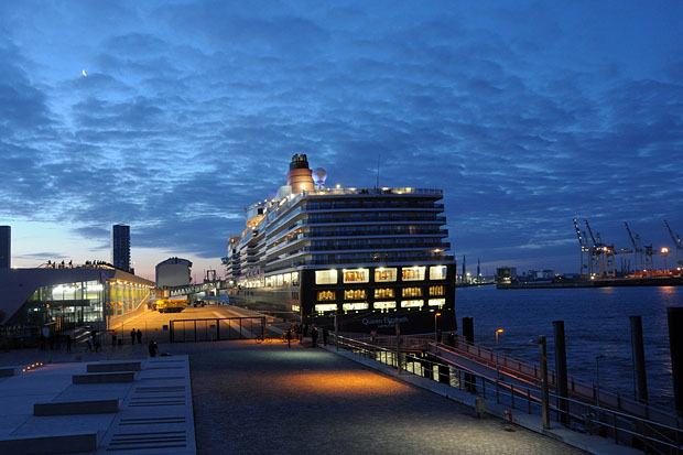 Die «Queen Elizabeth» am Hamburg Cruise Center Altona.