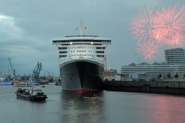 Feuerwerk «Queen Mary 2» über dem Cruise Center Hamburg