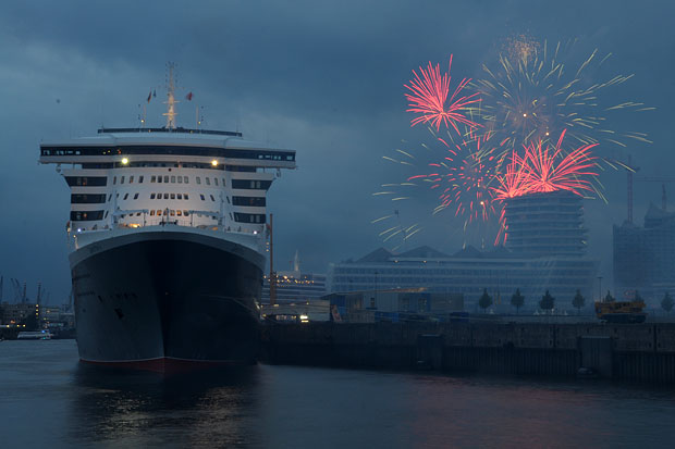 QM2: Feuerwerk in der Hafencity